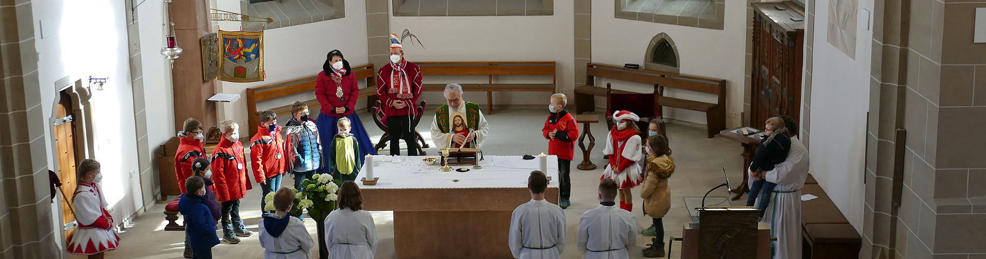 Heilige Messe mit karnevalistischem Ambiente